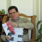 Con sus ejemplares de autor de la novela "Nunca dejes que te vean llorar", publicada por Grijalbo, marzo 2015.