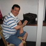 Ante una máquina de escribir como la que tuvo en Cuba, en sus primeros tiempos de escritor. San Juan, Puerto Rico, mayo 2010.