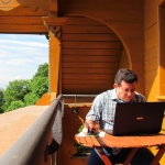 Escribiendo en la Residencia Internacional para Escritores Villa Waldberta. Feldafing, Alemania, julio 2012.
