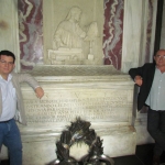 En Ravena, visitando la tumba de Dante Alighieri junto al escritor español Juan Madrid, durante el Festival de Literatura Negra "GialloLuna NeroNotte". Ravena, Italia, septiembre 2012.