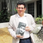 Con el primer ejemplar de su más reciente novela biográfica: "Hugo Spadafora - Bajo la piel del hombre". Panamá, noviembre 2013.